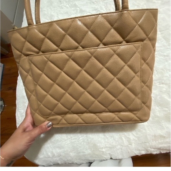 Chanel medallion tote tan leather - Picture 11 of 12